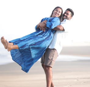 Aby lifting Sona at the beach